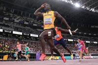 　ゴールするアンカーの鵜沢飛羽（左端）