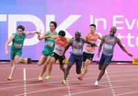 　桐生祥秀から鵜澤飛羽にバトンが渡る（中央）＝撮影・石井剣太郎