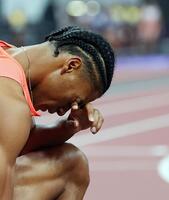 　男子１６００メートルリレーで予選敗退し、悔しがる中島佑気ジョセフ