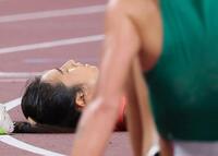 　女子５０００メートル決勝、１２位の田中希実はゴール後倒れ込む（撮影・石井剣太郎）