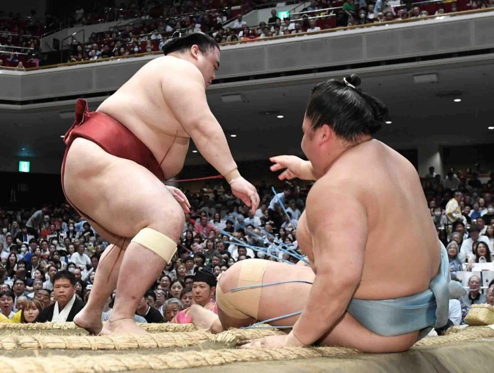 　琴勝峰（右）を押し倒しで破り、５勝１敗とした隆の勝（撮影・佐藤厚）