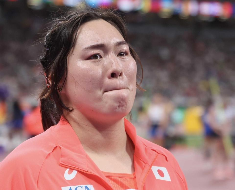 　女子やり投げ予選、３回目の投てきを終え、厳しい表情を見せる北口榛花