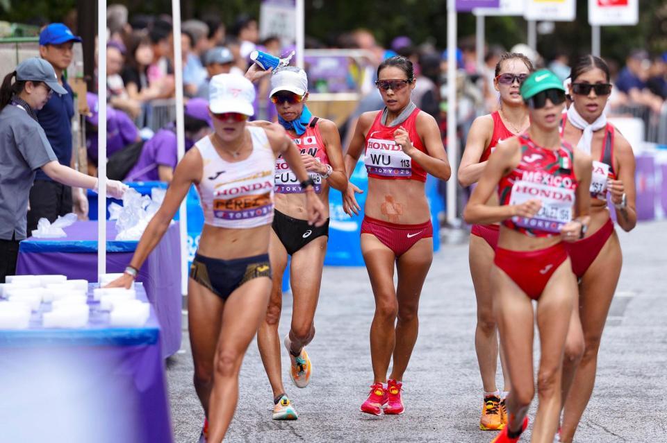 　レース中に水を浴びる藤井菜々子（左から２人目）