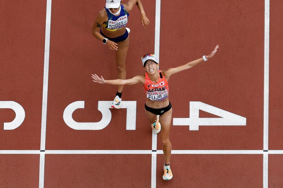 　３位でゴールする藤井菜々子