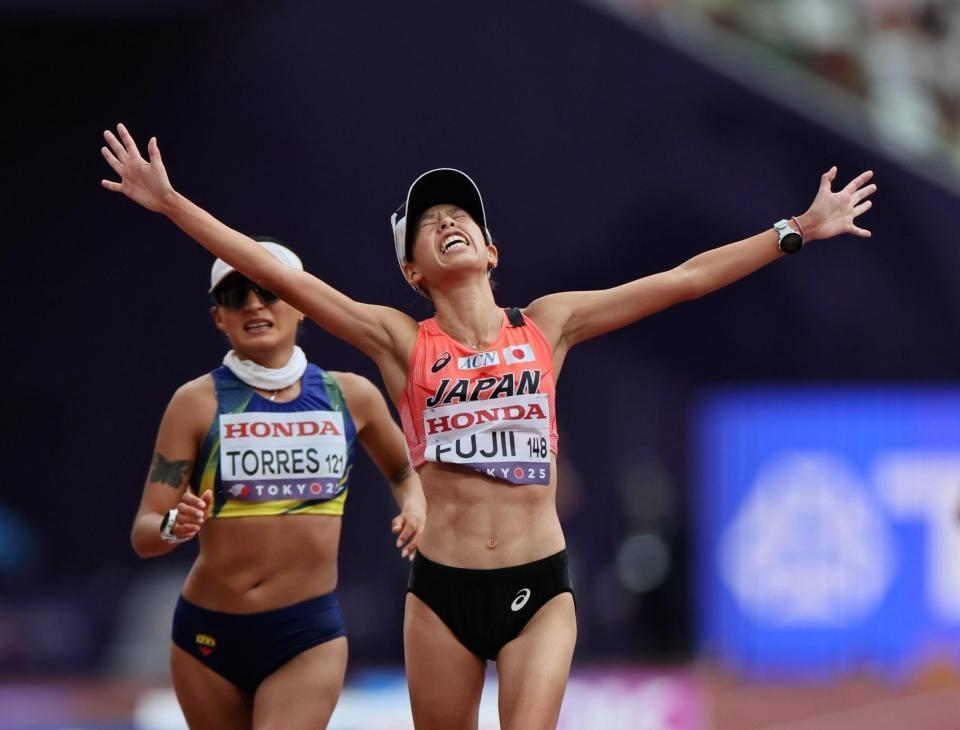 　３位でゴールする藤井菜々子（右）