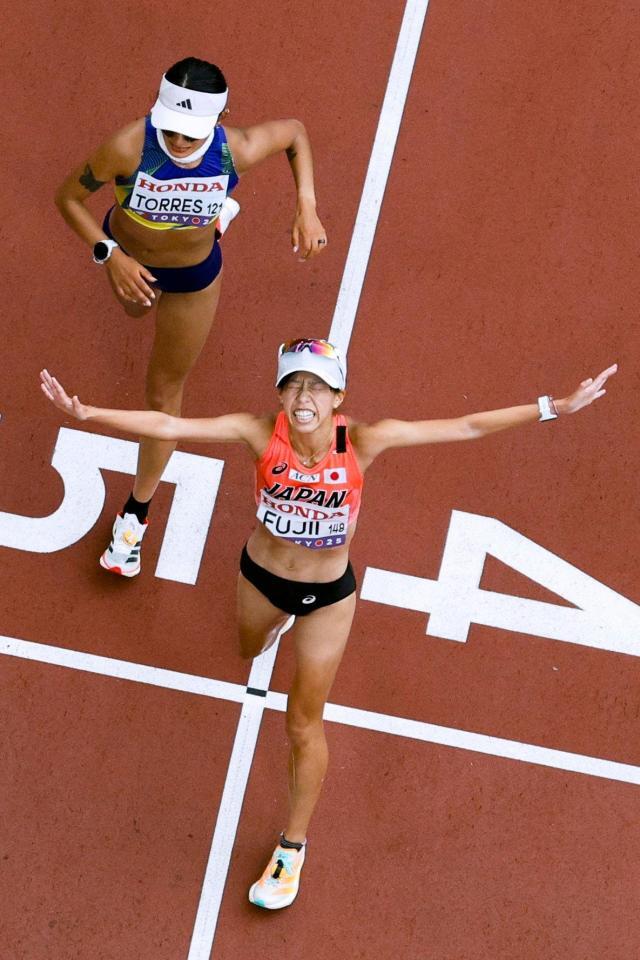 　３位でゴールする藤井菜々子。１時間２６分１８秒の日本新をマークした