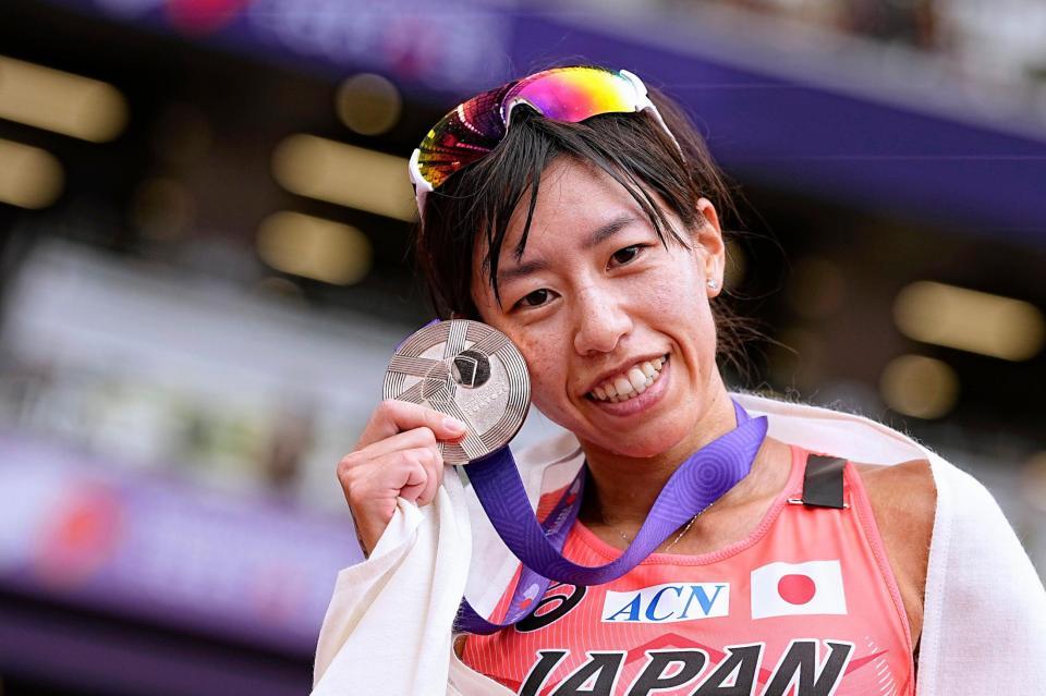 　銅メダルを獲得し、笑顔を見せる藤井菜々子。１時間２６分１８秒の日本新をマークした