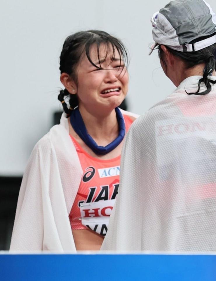 　レース後、藤井菜々子（手前）と健闘をたたえ合う柳井綾音