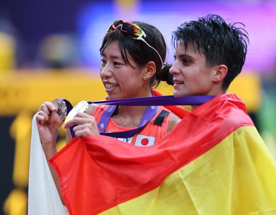 　優勝したマリア・ペレス（右）と記念撮影に納まる藤井菜々子