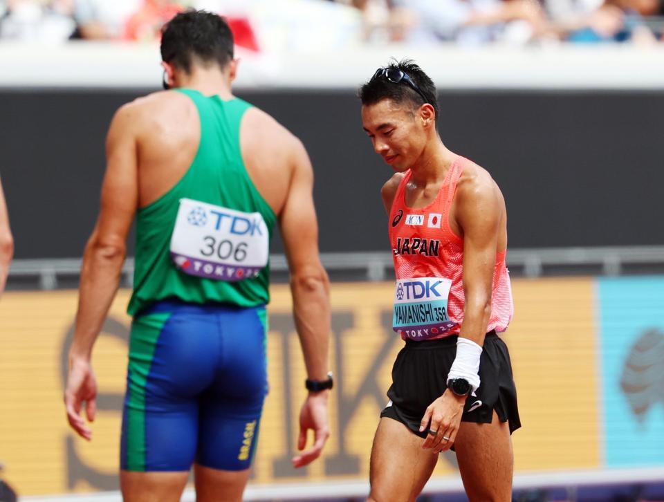 　男子２０キロ競歩のレース後、肩を落とす山西利和（右）