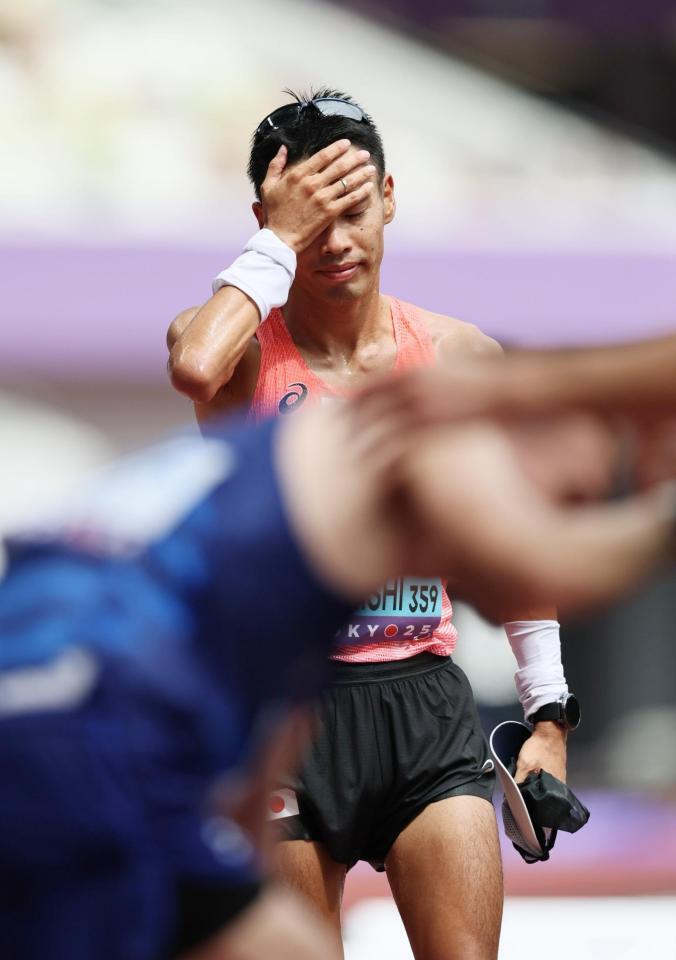 　男子２０キロ競歩のレース後、悔しがる山西利和