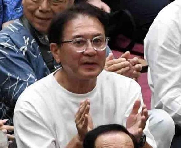 　宇良に拍手を送る瀬古利彦氏（撮影・佐藤厚）