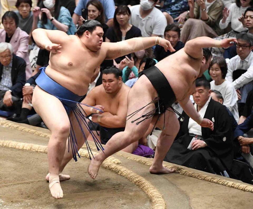 　豪ノ山（右）を押し倒し、６勝１敗とした大の里（撮影・佐藤厚）