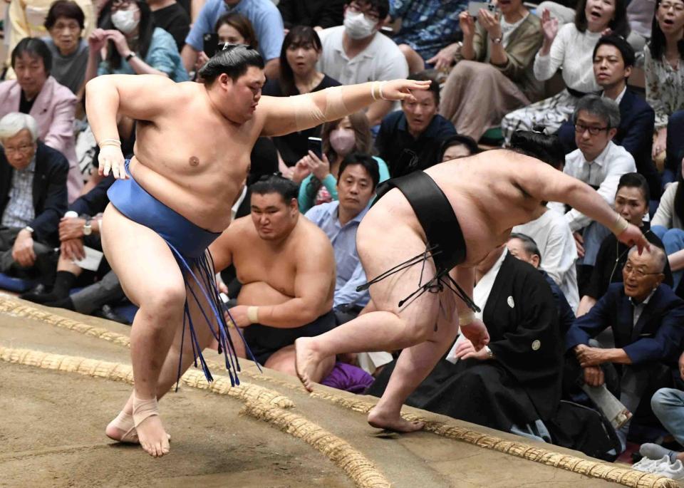 　豪ノ山（右）を押し倒し、６勝１敗とした大の里（撮影・佐藤厚）