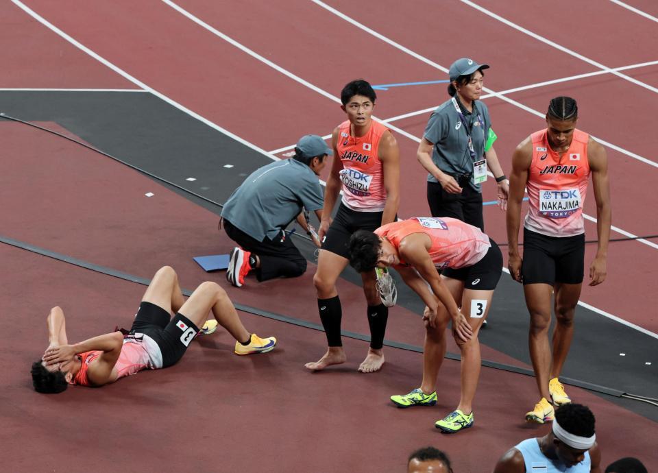 　決勝進出を逃し、落胆する（左から）今泉堅貴、吉津拓歩、佐藤風雅、中島佑気ジョセフ（撮影・石井剣太郎）