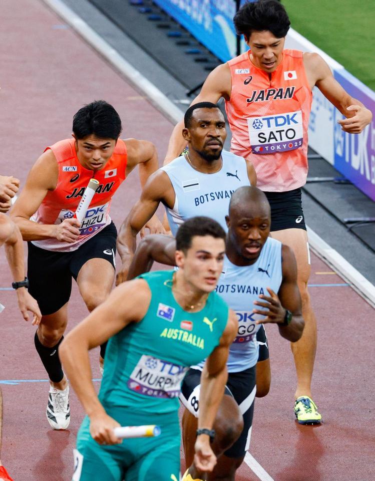 　第２走者の佐藤風雅（右上）からバトンを受け駆け出す第３走者の吉津拓歩（左端）