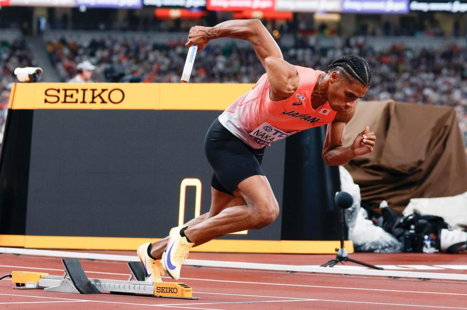 　スタートする第１走者の中島佑気ジョセフ