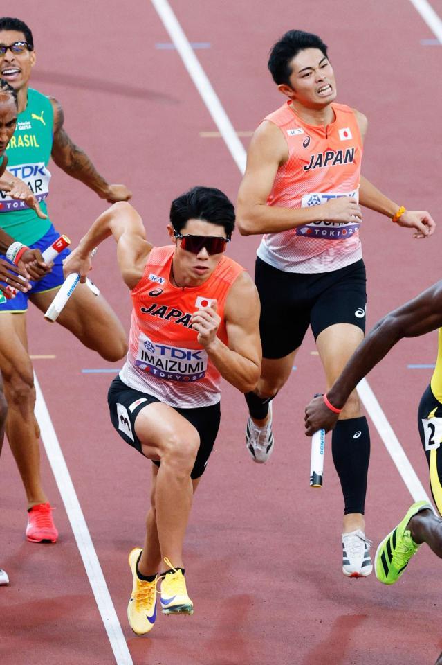 　第３走者の吉津拓歩（右）からバトンを受け駆け出すアンカーの今泉堅貴