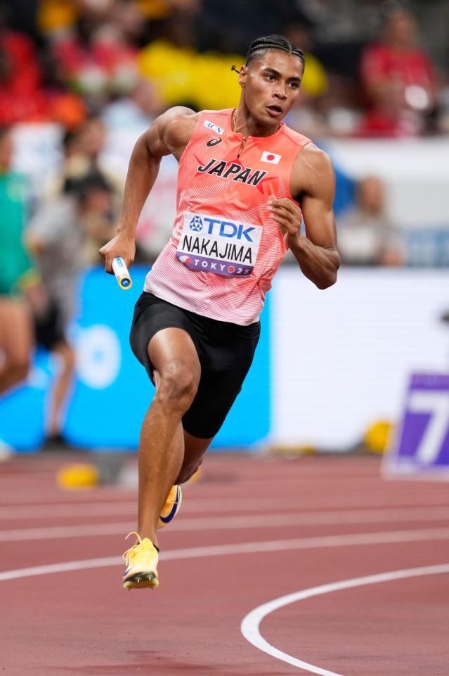 　力走する第１走者の中島佑気ジョセフ