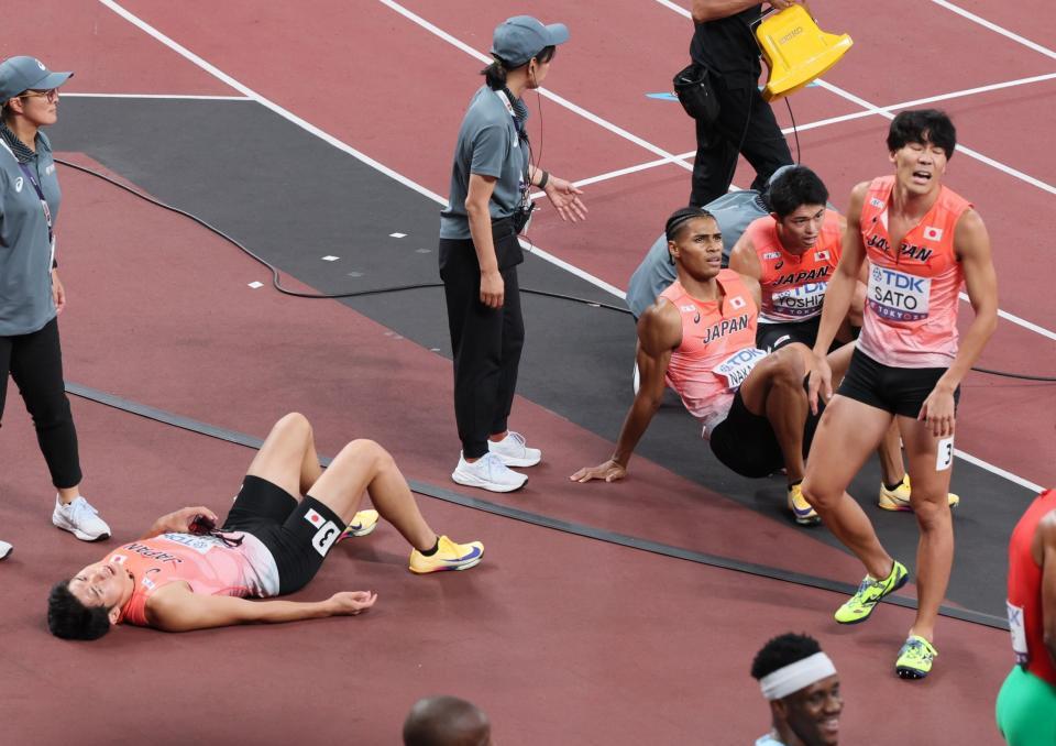 　決勝進出を逃し、落胆する中島佑気ジョセフ（右から３人目）ら（撮影・石井剣太郎）