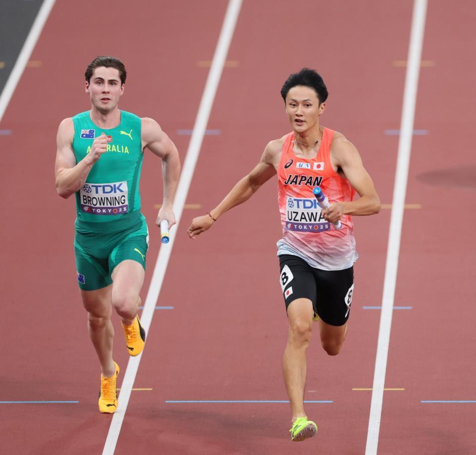 　ゴールする鵜澤飛羽（右）＝撮影・石井剣太郎