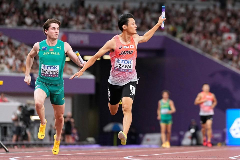 　ゴールするアンカーの鵜沢飛羽（右）