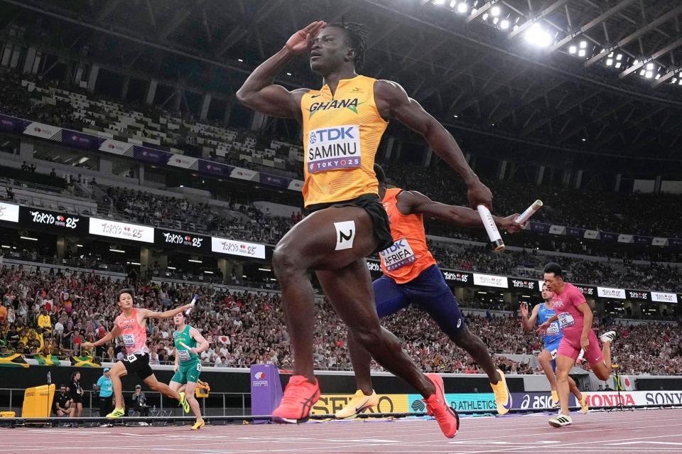 　ゴールするアンカーの鵜沢飛羽（左端）