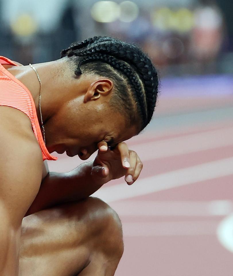 　男子１６００メートルリレーで予選敗退し、悔しがる中島佑気ジョセフ