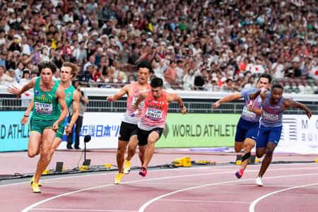 　第２走者の柳田大輝（中央奥）からバトンを受け取る第３走者の桐生祥秀