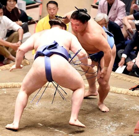 　安青錦（左）に押し出しで敗れ、３敗目を喫した若隆景（撮影・佐藤厚）