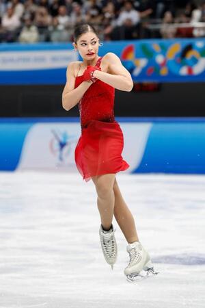 　演技するアデリア・ペトロシャン（共同）