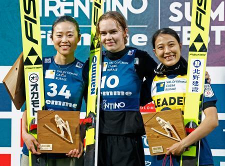 　ＧＰジャンプ女子個人第８戦で２位に入った勢藤優花（左）と３位の丸山希（右）＝バルディフィエメ（共同）