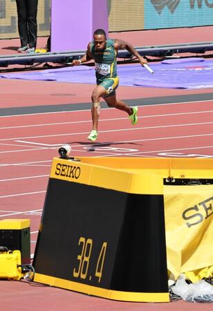 　男子１６００メートルリレー予選の再レースでゴールする南アフリカのアンカー。３８秒３４以内で決勝通過だったが惜しくも届かなかった