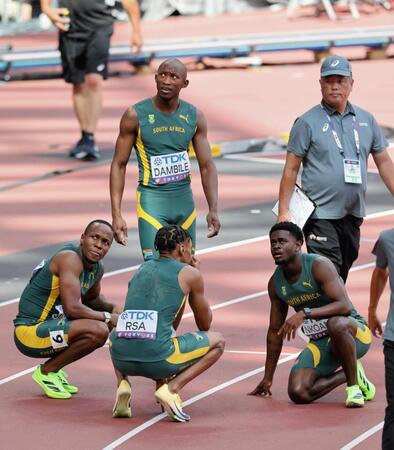 　男子１６００メートルリレー予選の再レースを終え、肩を落とす南アフリカの選手たち