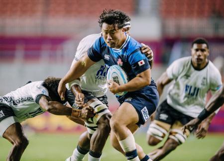 　フィジー戦で攻め込む江良（中央）＝ソルトレークシティー（（Ｃ）ＪＲＦＵ）