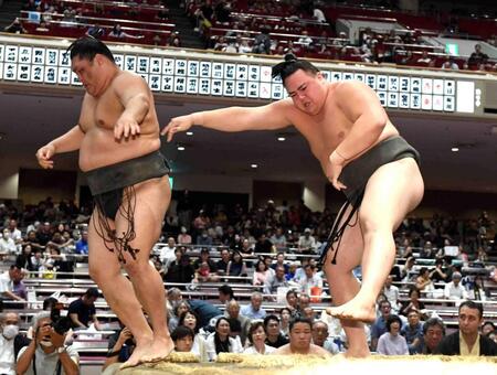 　若雅（左）を押し出しで破った丹治（撮影・佐藤厚）