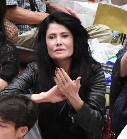 　観戦するカイヤ（撮影・園田高夫）