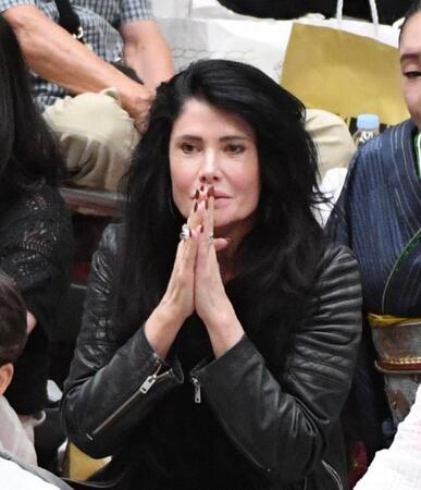 【写真】「美人だから目立つなぁ」意外なタレントが秋場所観戦　黒コーデ姿で熱視線「凄い存在感」