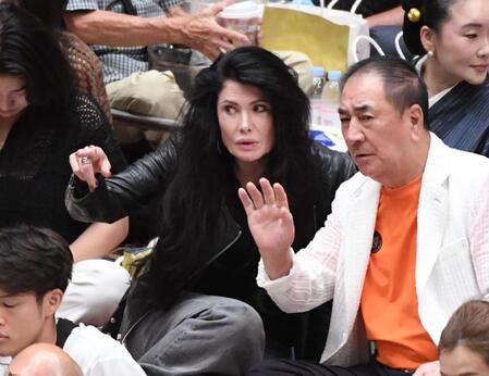 　観戦するカイヤ（左）（撮影・園田高夫）