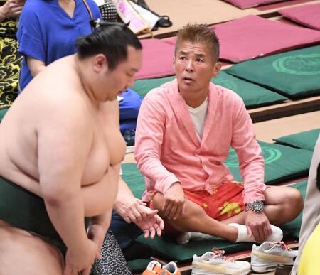 　観戦に訪れた勝俣州和（撮影・園田高夫）