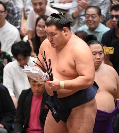 　懸賞金の束を持つ豊昇龍（撮影・園田高夫）