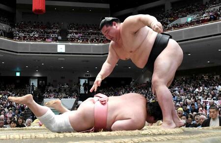 　上手投げで宇良（下）との１敗対決を制した正代（撮影・佐藤厚）