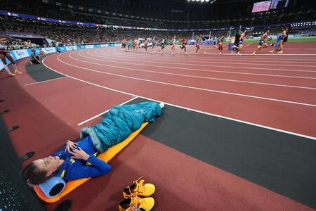 【写真】土砂降り世界陸上　高跳び「眠れる森の美女」をネット心配「雨降っても寝続ける？」「大丈夫かな」