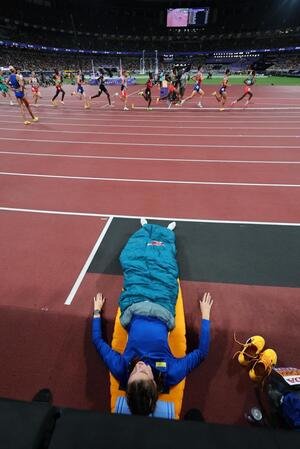 　コースサイドで横になるヤロスラワ・マフチフ