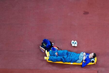 　跳躍の合間に横になるヤロスラワ・マフチフ