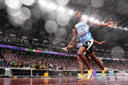 　１位でゴールするボツワナのアンカー、ブサンコリン・ケビナチピ