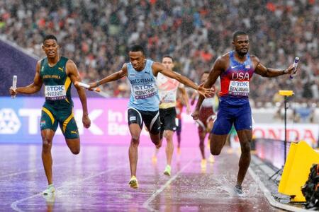 　１位でゴールするボツワナのアンカー、ブサンコリン・ケビナチピ（中央）