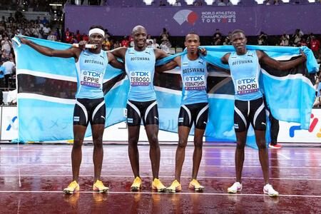 　男子１６００メートルリレーで優勝したボツワナの選手たち