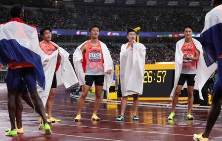 　海外の選手に拍手を送る（左から）小池祐貴、栁田大輝、桐生祥秀、鵜沢飛羽（撮影・石井剣太郎）