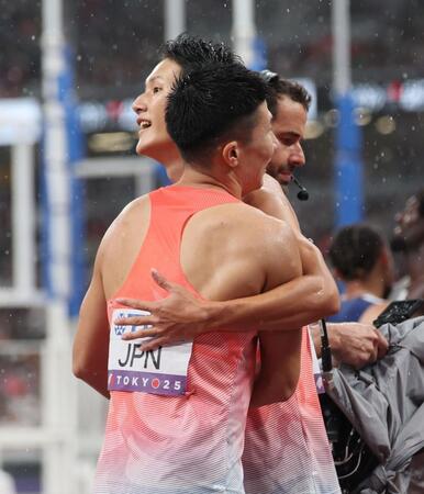 　ゴールし健闘をたたえ合う鵜沢飛羽（奥）と桐生祥秀（撮影・石井剣太郎）